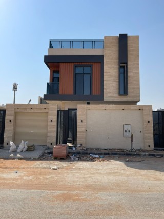 فيلا للبيع درج داخلي و شقة  حي العارض